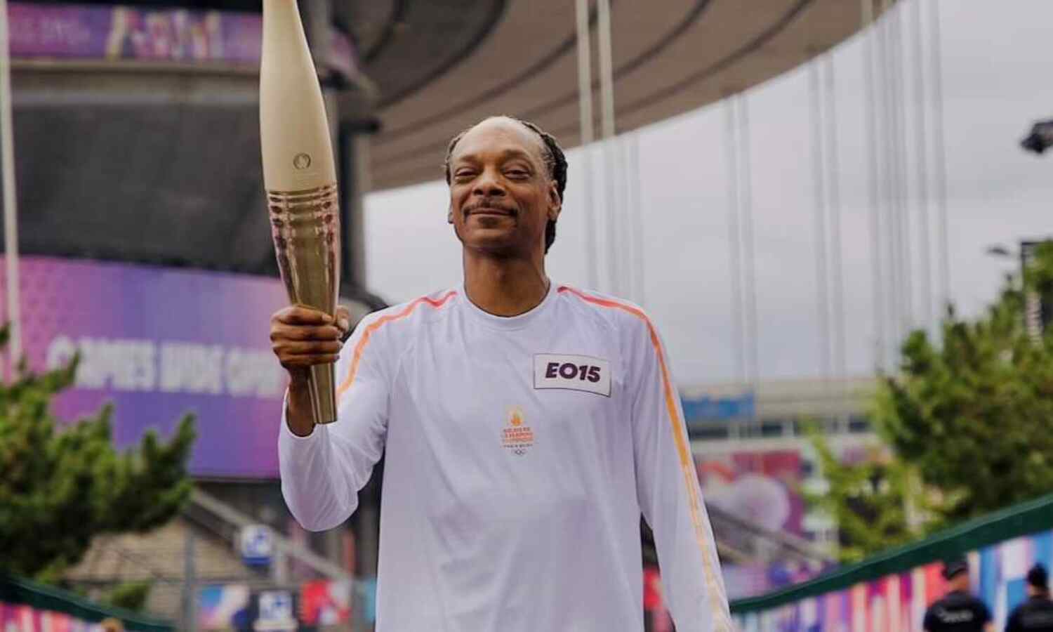 Celeb alert!! Rapper Snoop Dogg carrying the Olympic torch