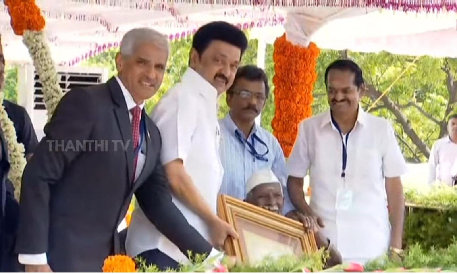 After delivering the Independence Day Speech, CM... ... I-Day 2024: CM Stalin hoists the National Flag, confers awards