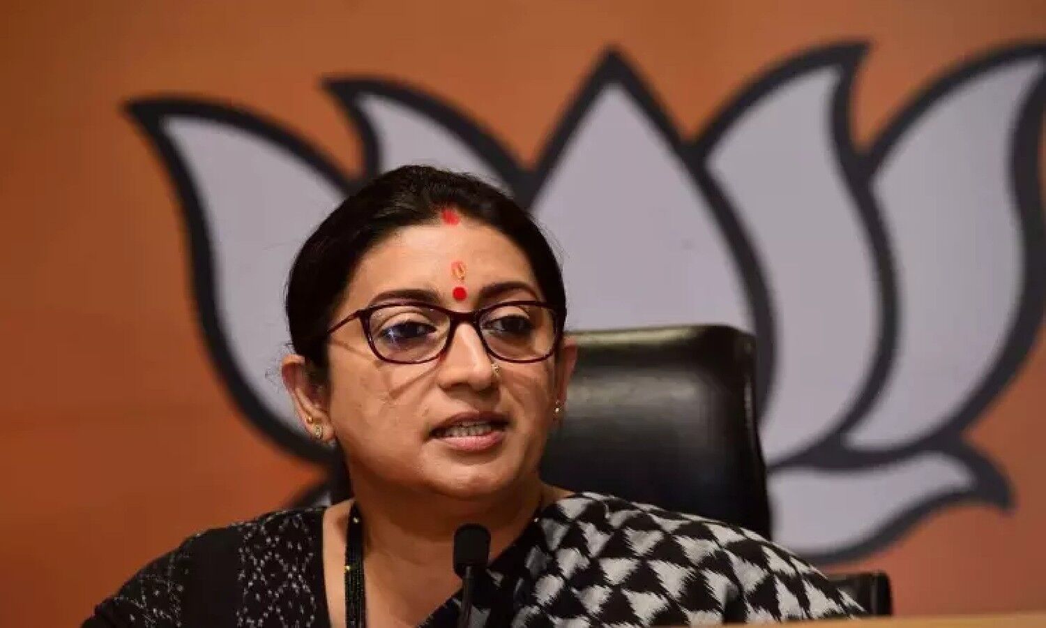 Smriti Irani still trailing behind in Amethi